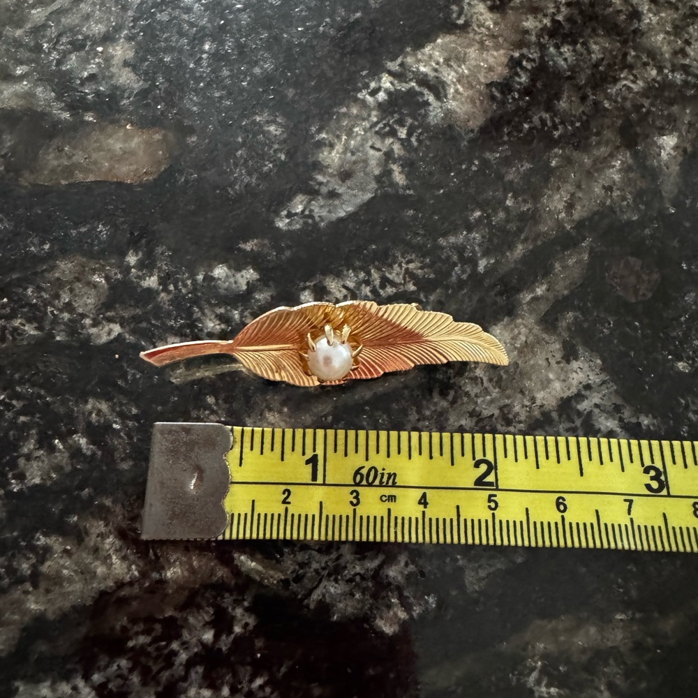 Elegant Gold Leaf Brooch with Pearl Accent - Picture 3 of 4